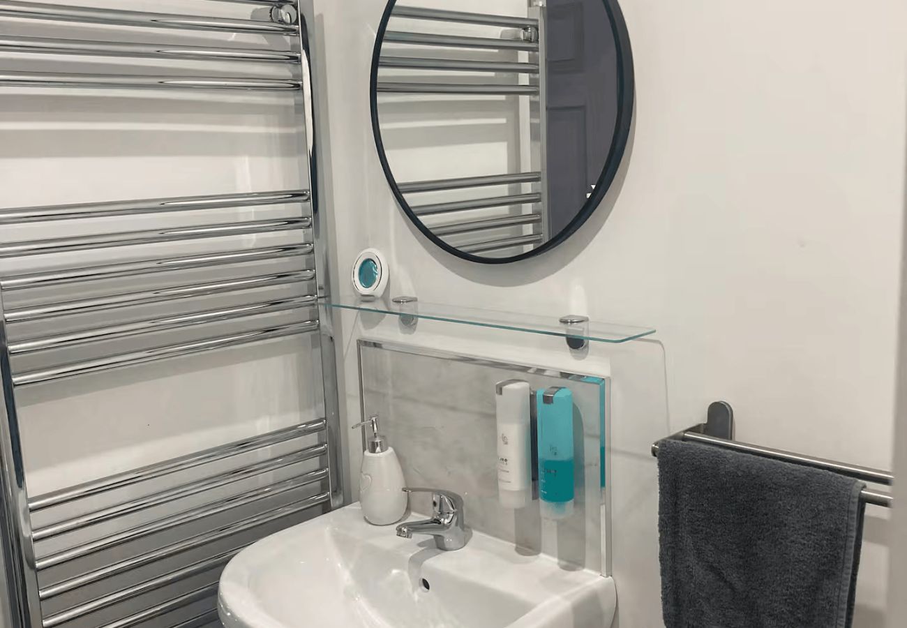 Apartment in Burnham - Burnham 2 Bedroom with Parking