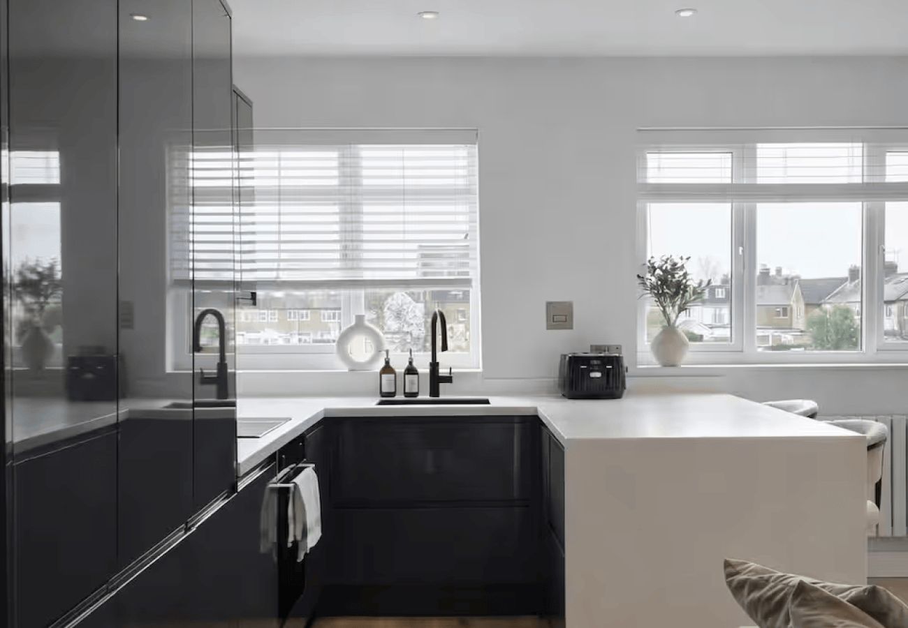Apartment in Windsor - Modern 2 Bed in Central Windsor | Free Parking