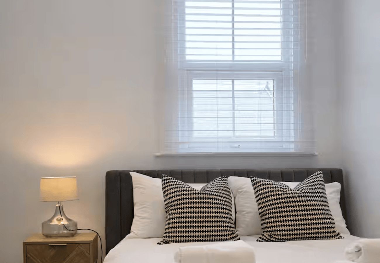 Apartment in Windsor - Modern 2 Bed in Central Windsor | Free Parking