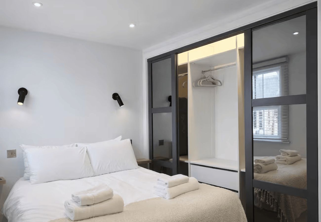Apartment in Windsor - Modern 2 Bed in Central Windsor | Free Parking
