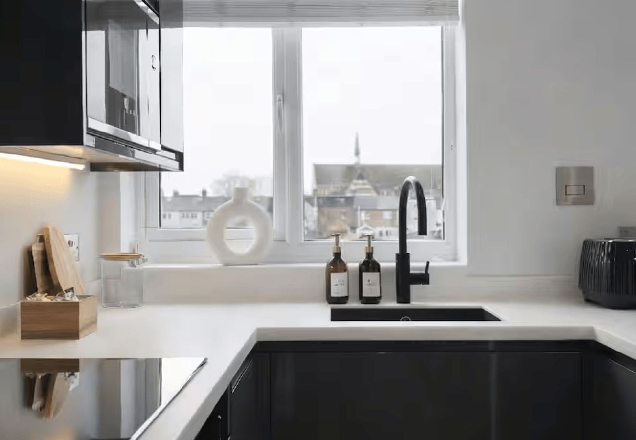Apartment in Windsor - Modern 2 Bed in Central Windsor | Free Parking