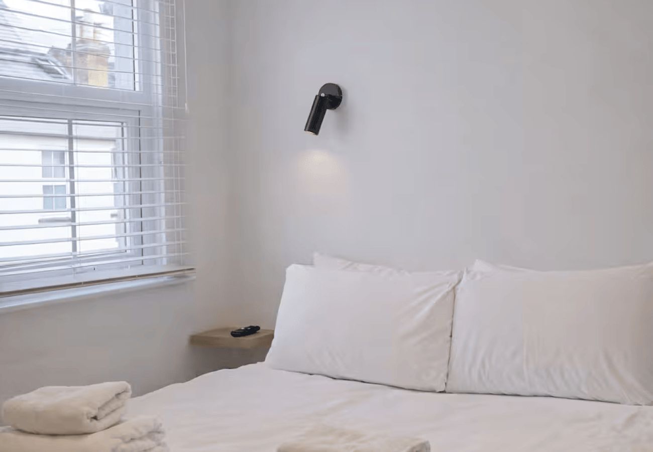 Apartment in Windsor - Modern 2 Bed in Central Windsor | Free Parking