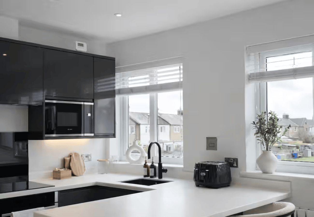 Apartment in Windsor - Modern 2 Bed in Central Windsor | Free Parking