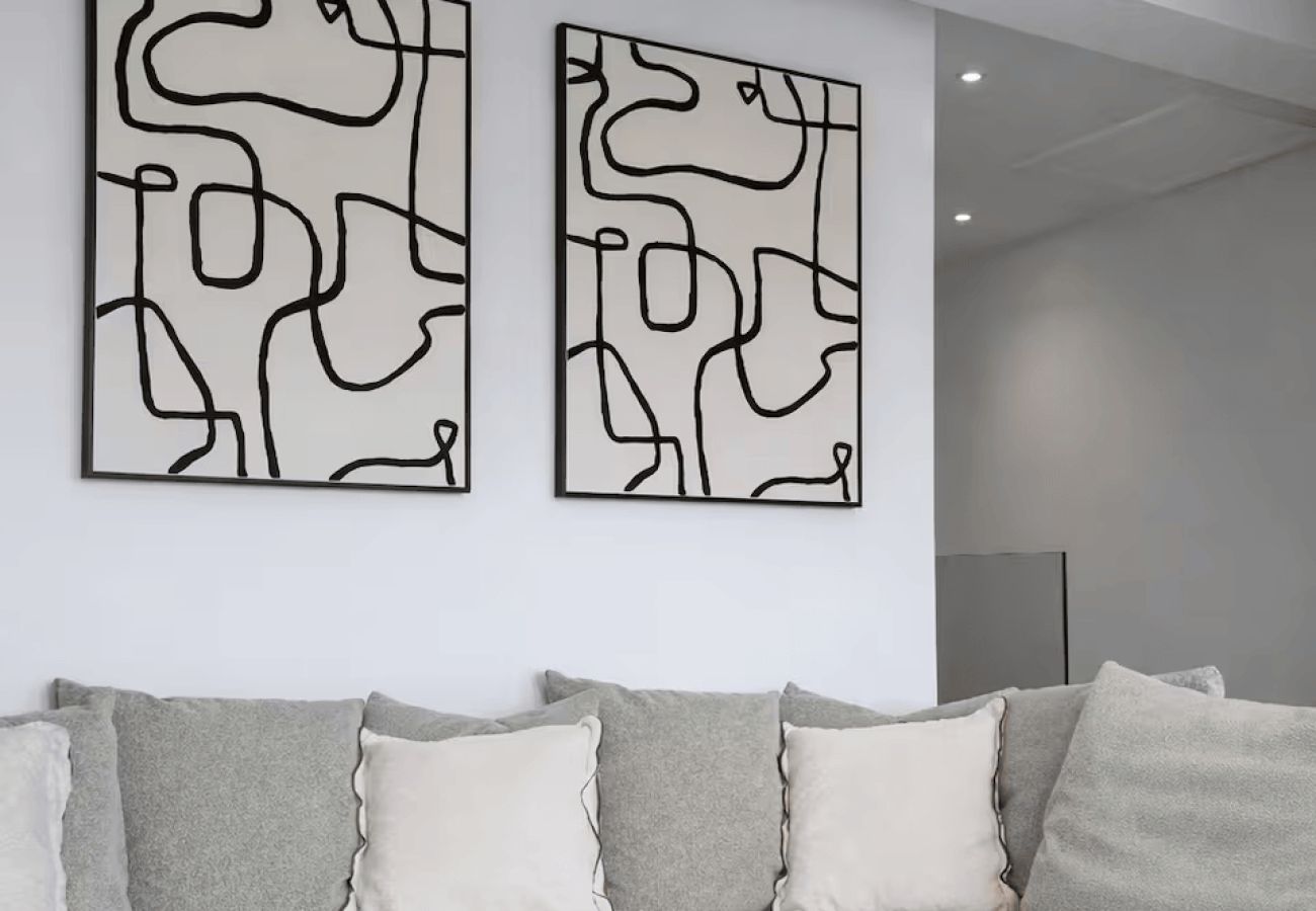 Apartment in Windsor - Modern 2 Bed in Central Windsor | Free Parking