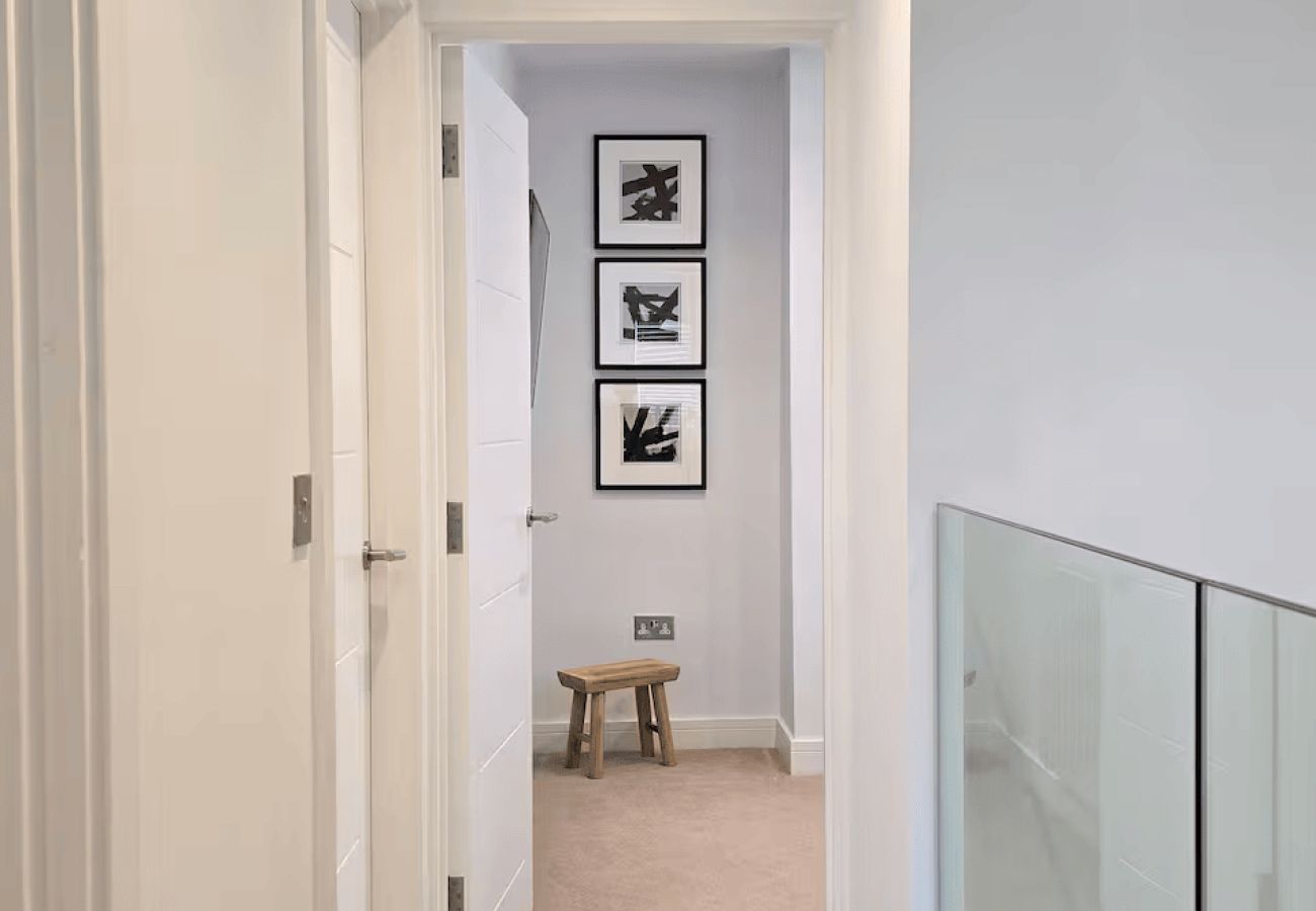Apartment in Windsor - Modern 2 Bed in Central Windsor | Free Parking