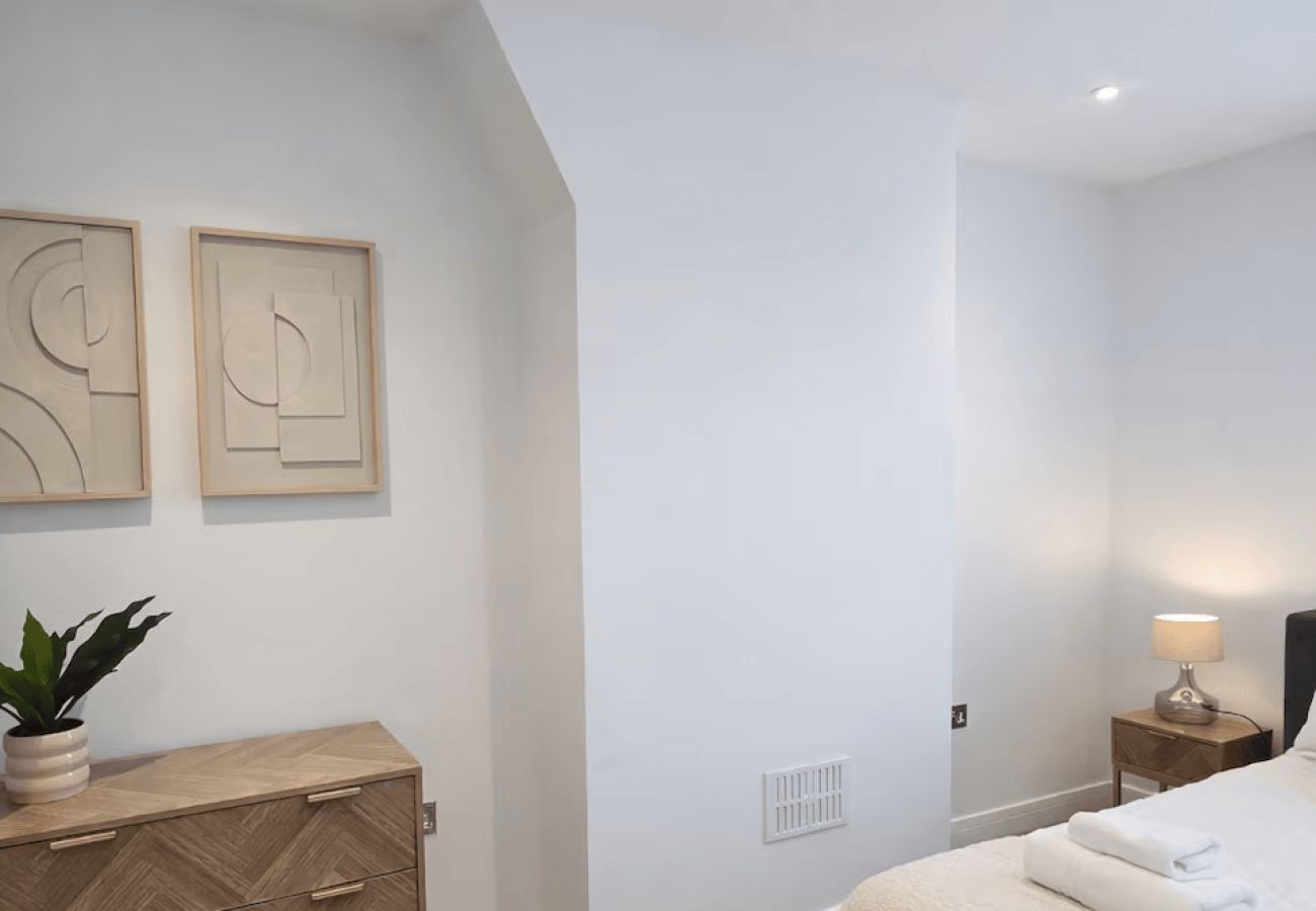 Apartment in Windsor - Modern 2 Bed in Central Windsor | Free Parking