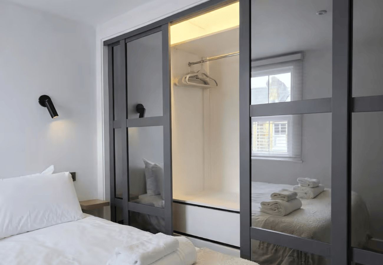 Apartment in Windsor - Modern 2 Bed in Central Windsor | Free Parking
