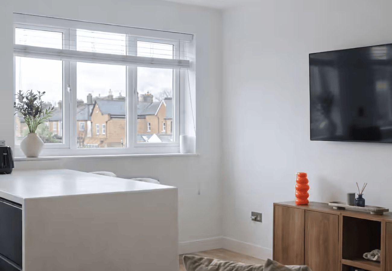 Apartment in Windsor - Modern 2 Bed in Central Windsor | Free Parking