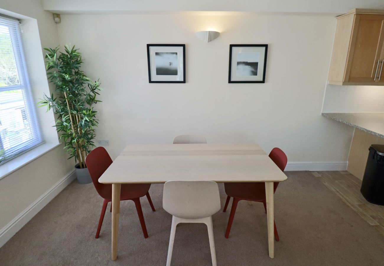 Apartment in Ascot - Ascot 2 Bedroom Apartment with Parking