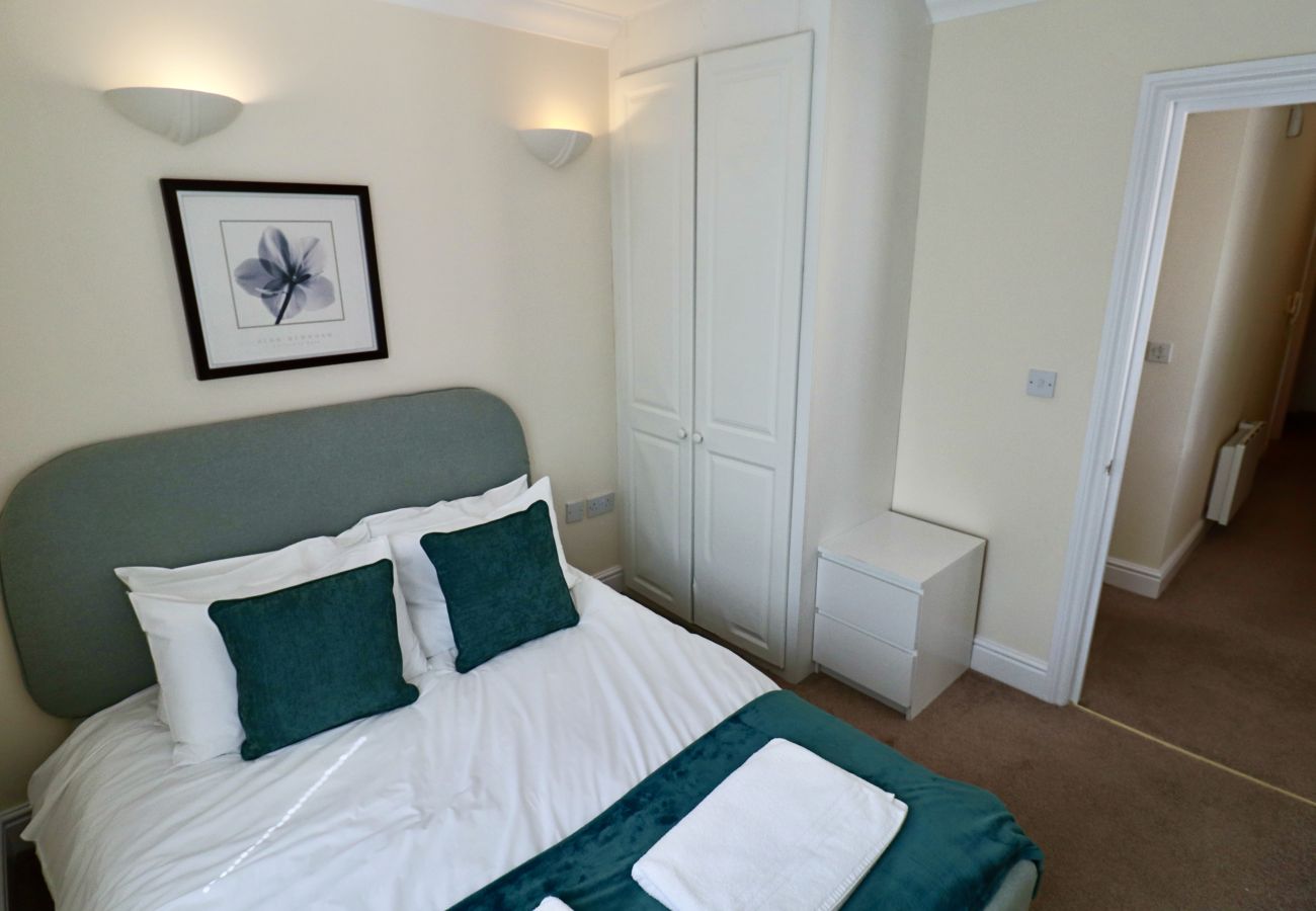Apartment in Ascot - Ascot 2 Bedroom Apartment with Parking
