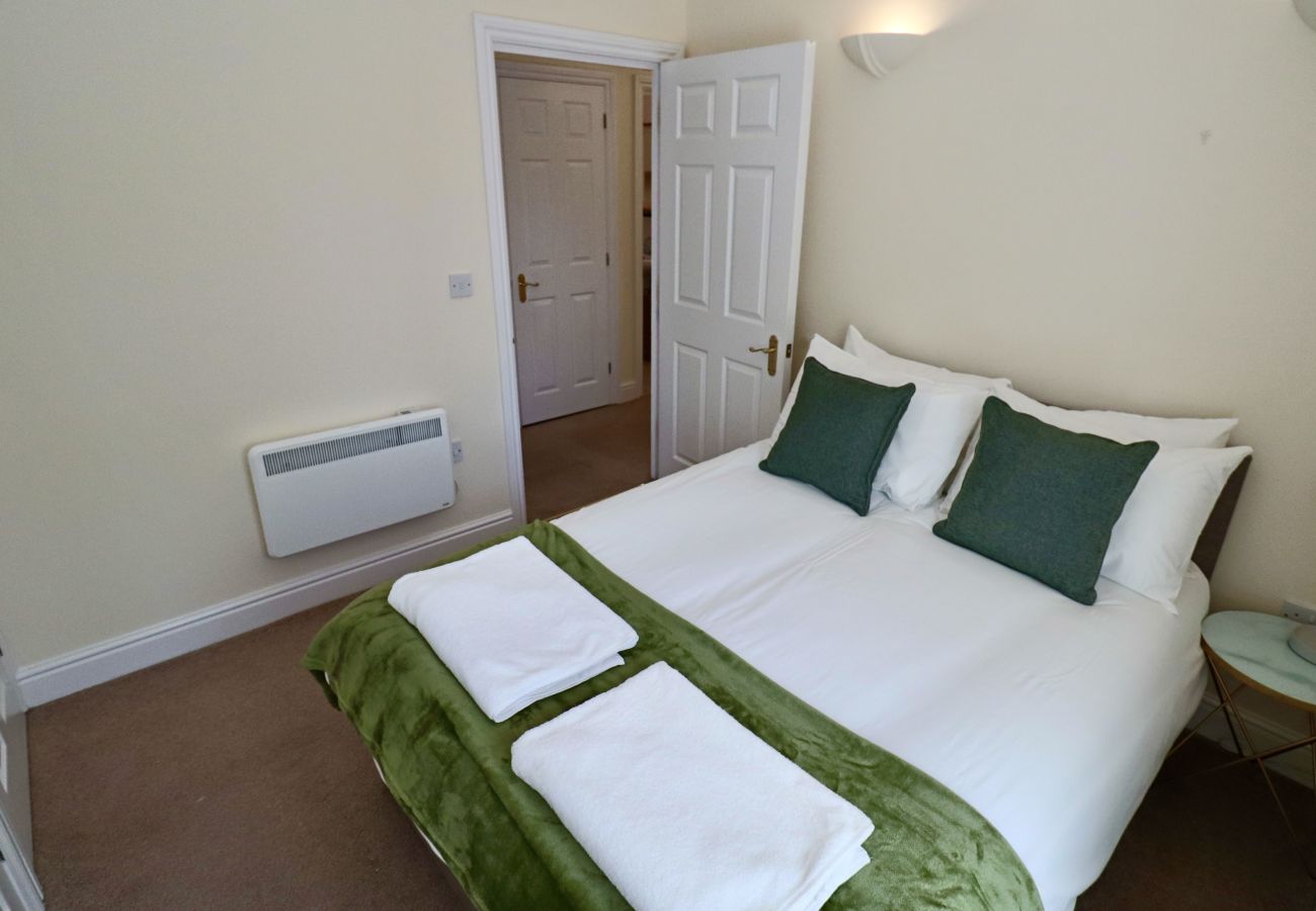 Apartment in Ascot - Ascot 2 Bedroom Apartment with Parking