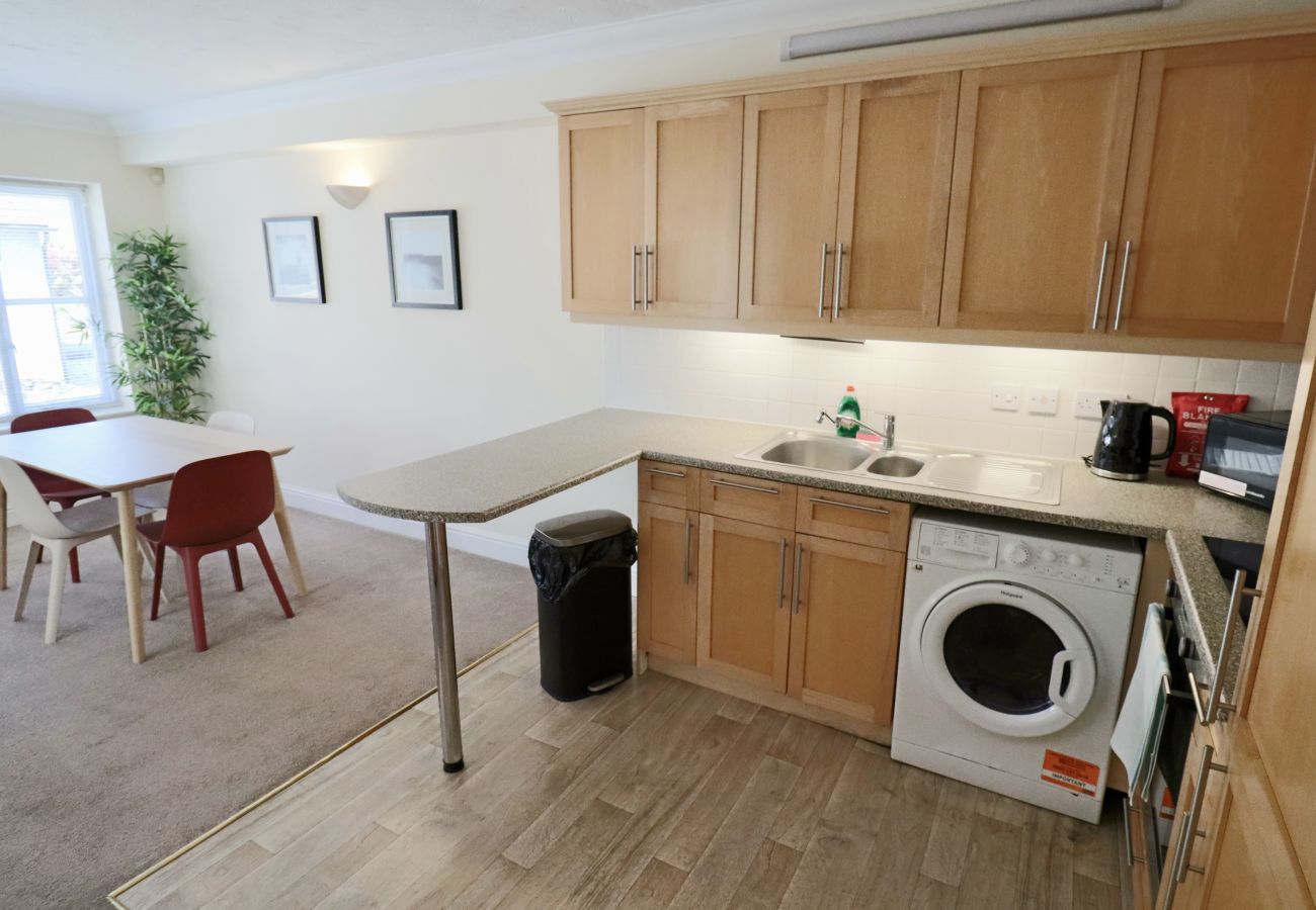 Apartment in Ascot - Ascot 2 Bedroom Apartment with Parking