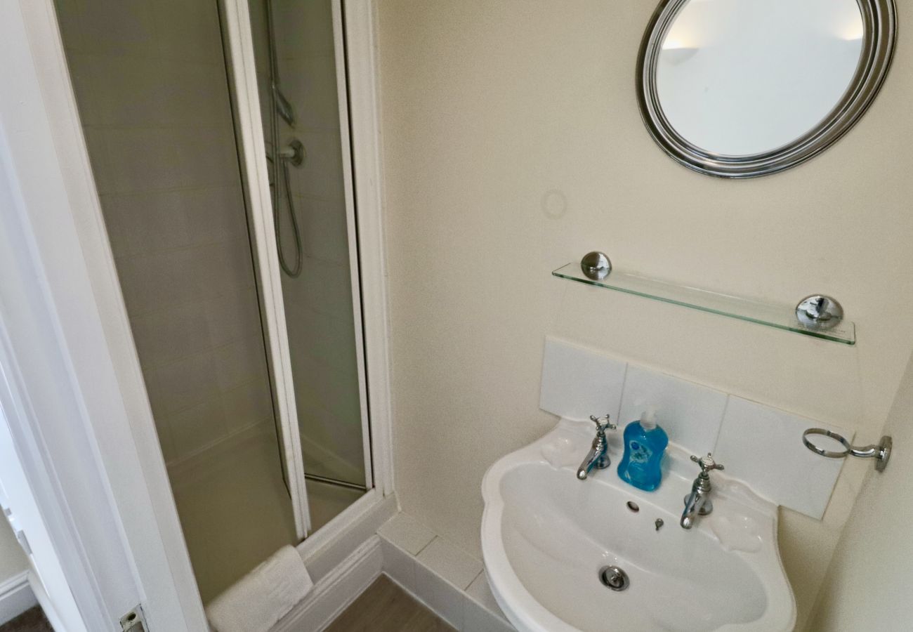 Apartment in Ascot - Ascot 2 Bedroom Apartment with Parking