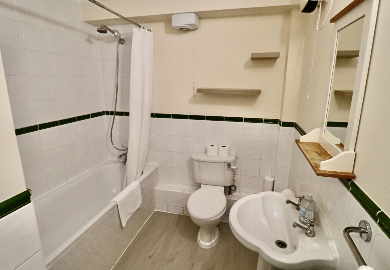 Apartment in Ascot - Ascot 2 Bedroom Apartment with Parking