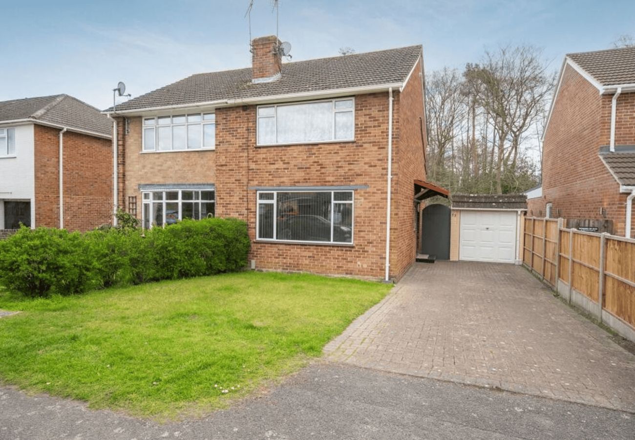 House in Ascot - 3 Bed Home with Driveway | Ascot