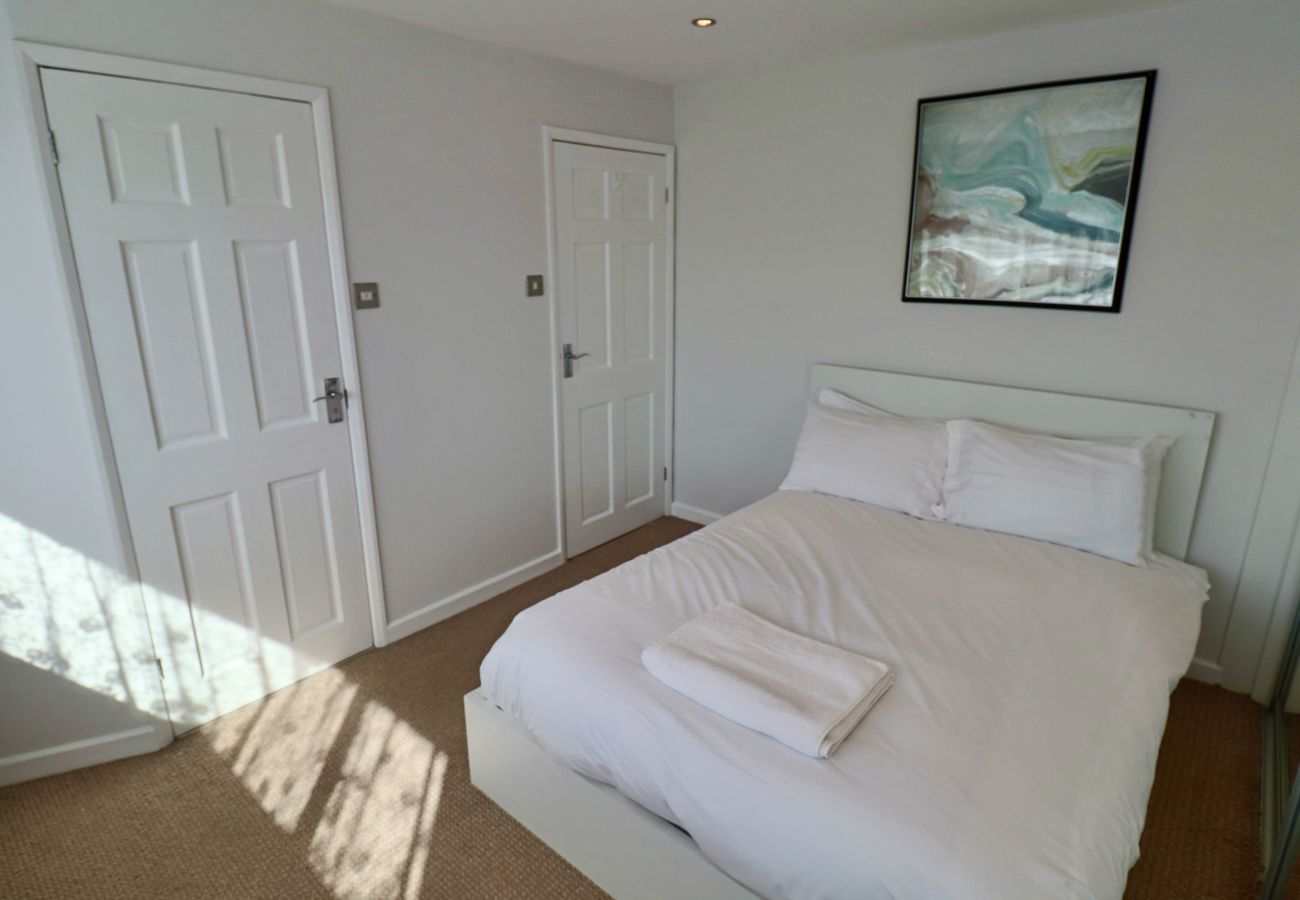 House in Ascot - 3 Bed Home with Driveway | Ascot