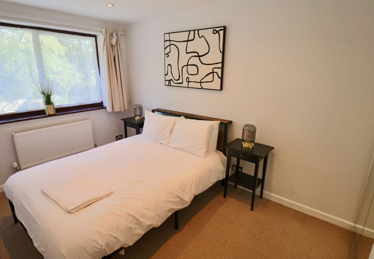 House in Ascot - 3 Bed Home with Driveway | Ascot