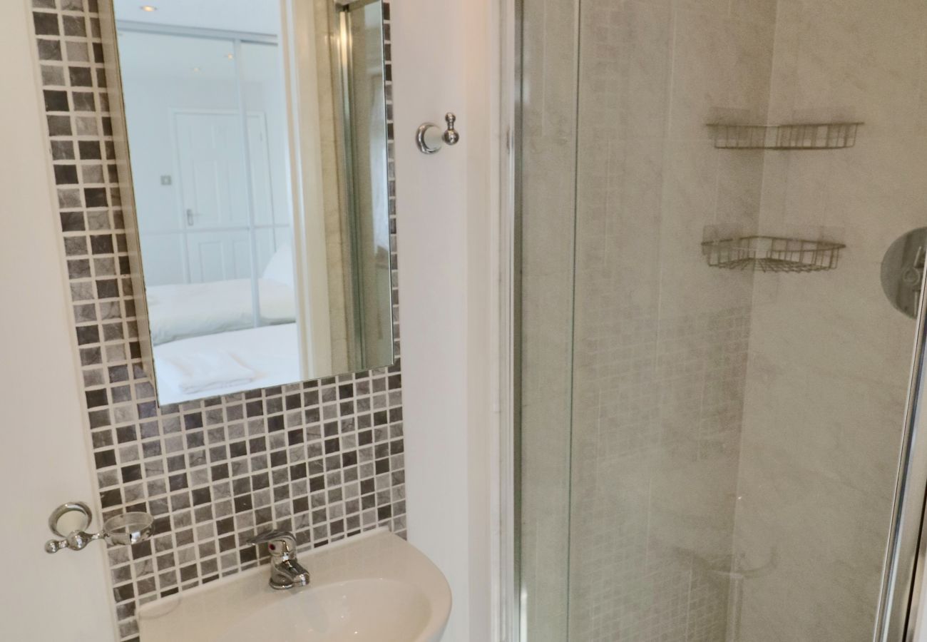 House in Ascot - 3 Bed Home with Driveway | Ascot