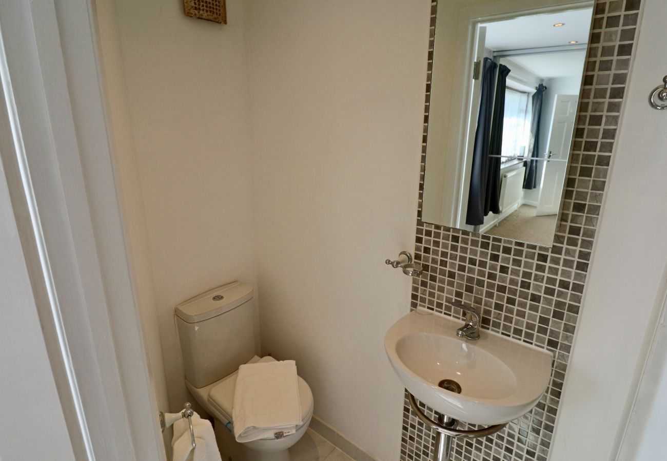 House in Ascot - 3 Bed Home with Driveway | Ascot