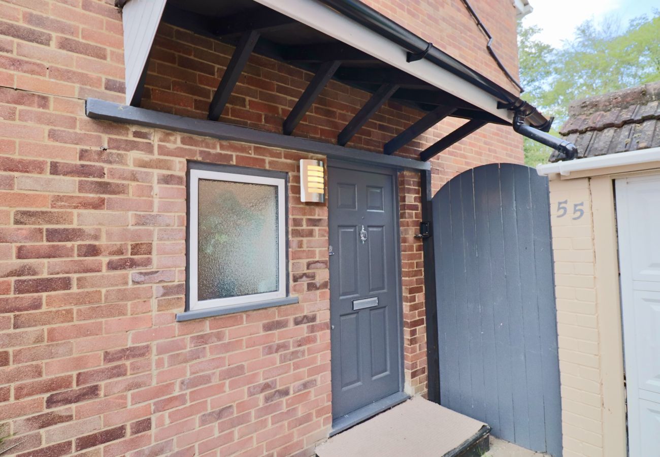 House in Ascot - 3 Bed Home with Driveway | Ascot