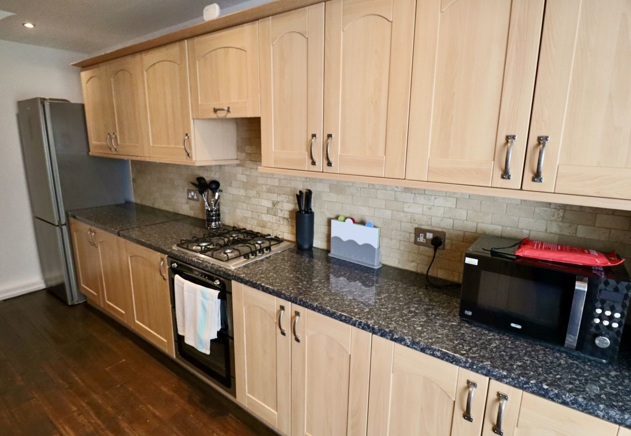 House in Ascot - 3 Bed Home with Driveway | Ascot