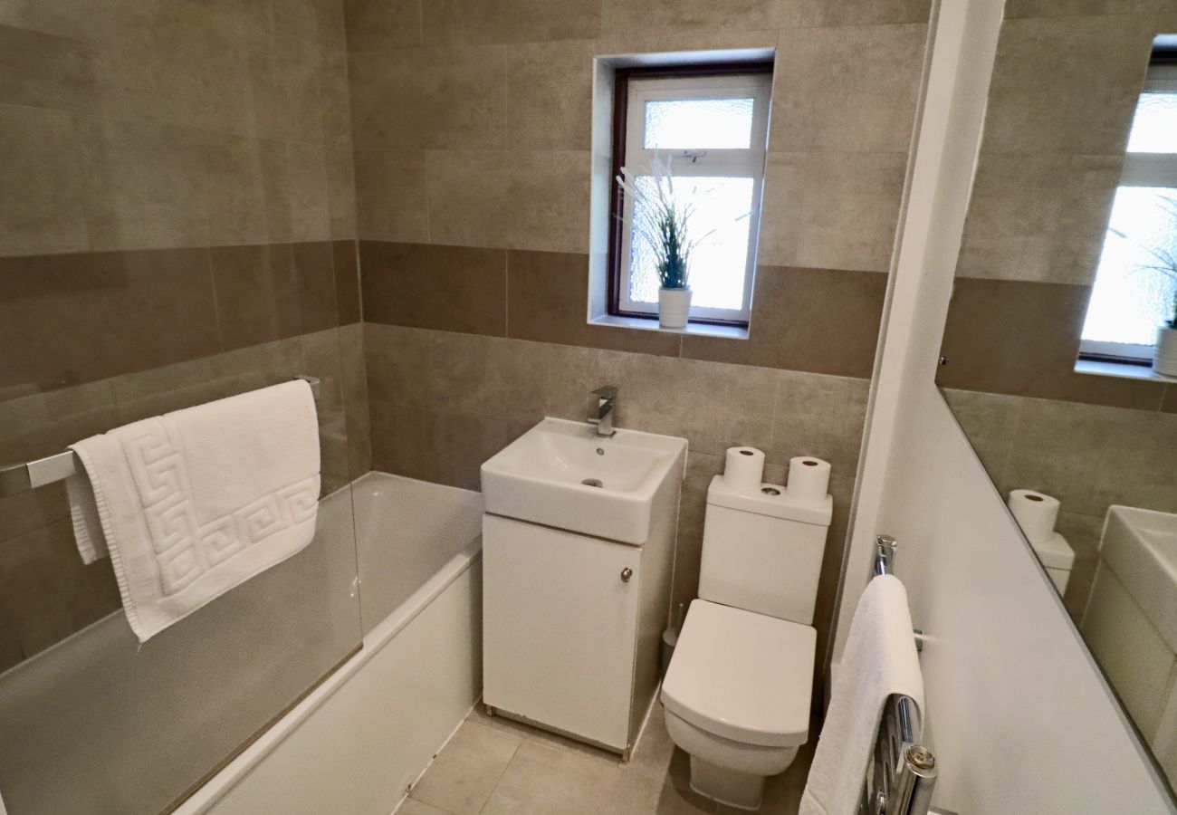 House in Ascot - 3 Bed Home with Driveway | Ascot
