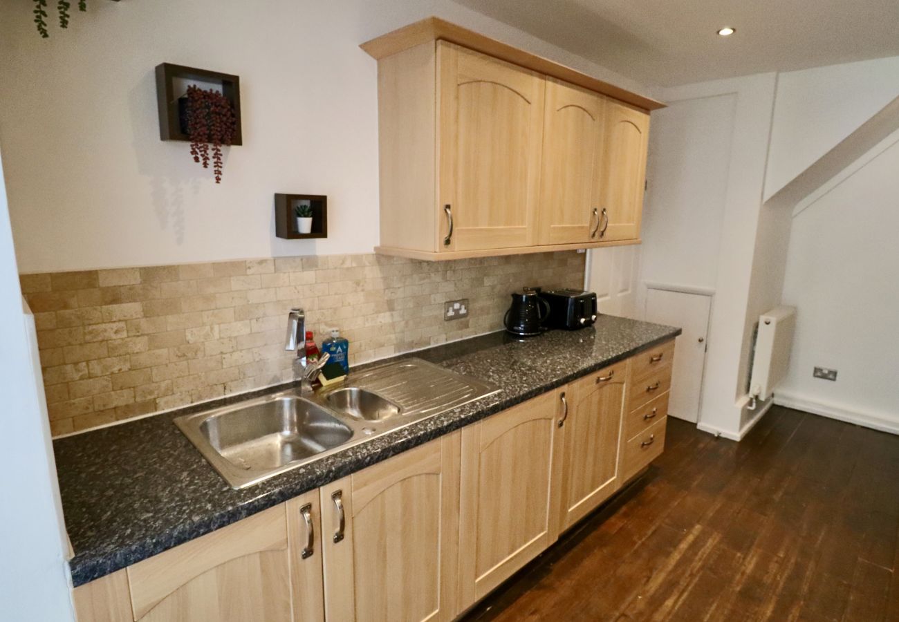 House in Ascot - 3 Bed Home with Driveway | Ascot