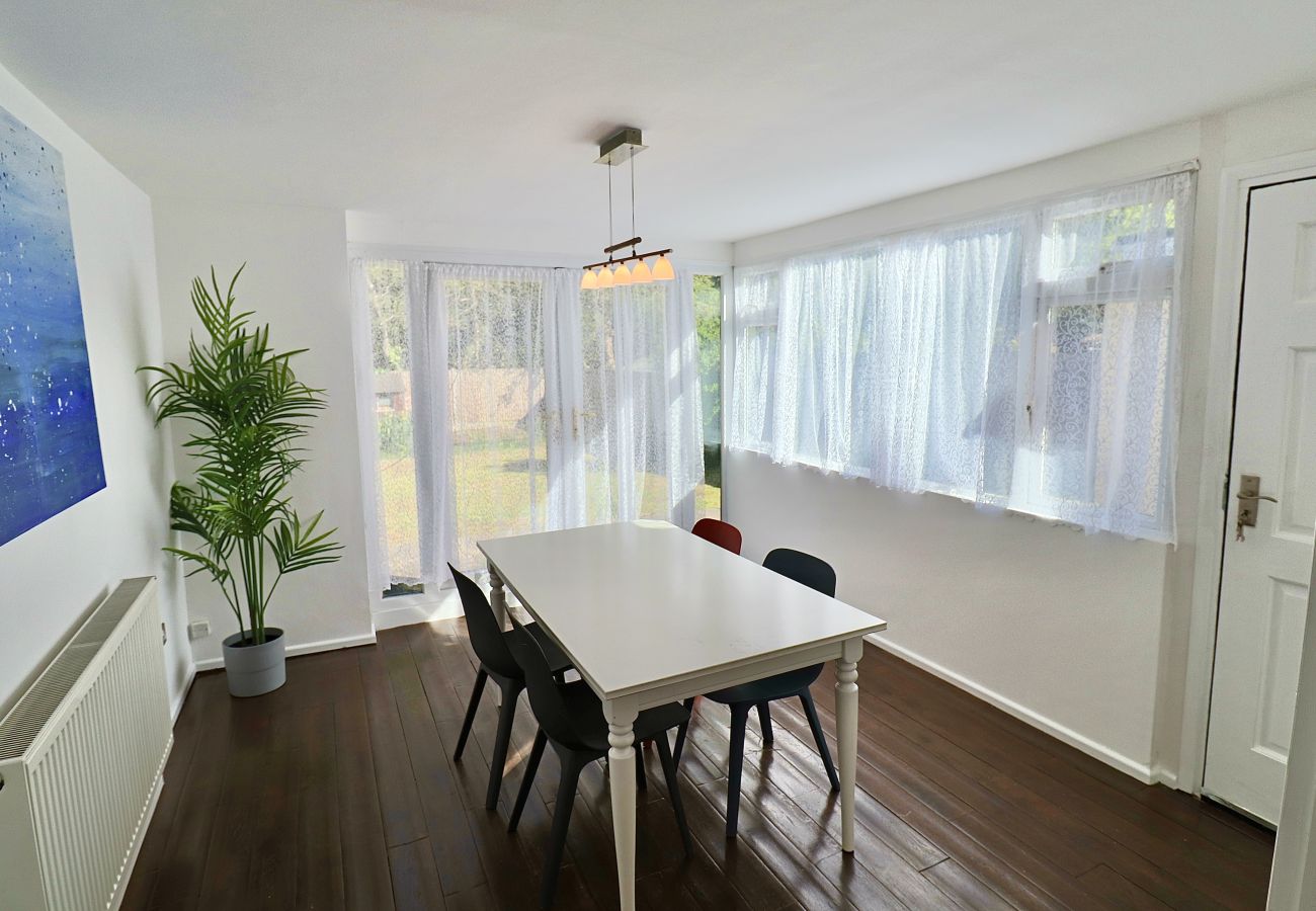 House in Ascot - 3 Bed Home with Driveway | Ascot