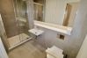 Apartment in Chertsey - Chertsey Modern 2-Bed Flat with Ensuite & Parking