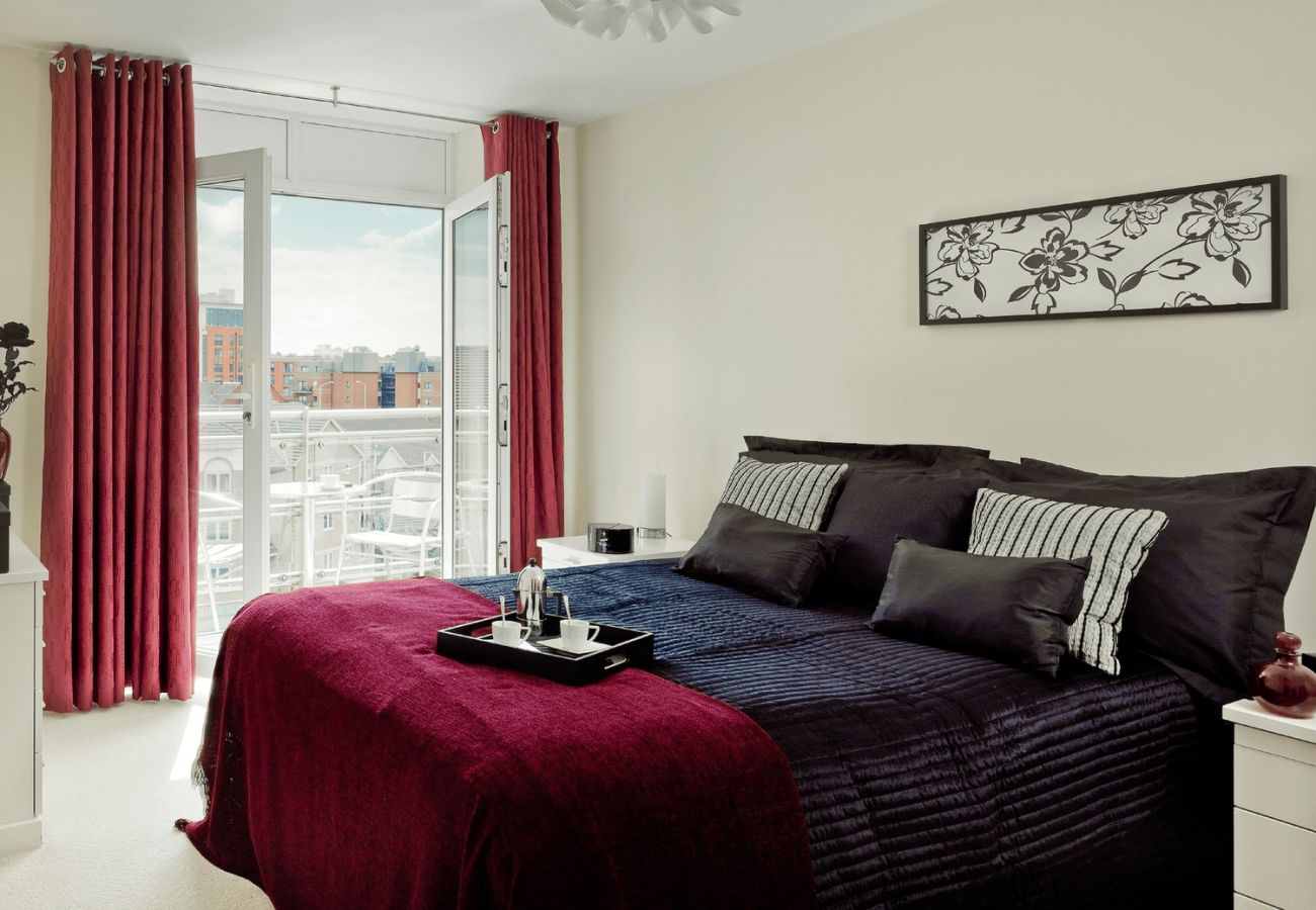 Apartment in Reading - Modern 4 Beds with Parking | Reading