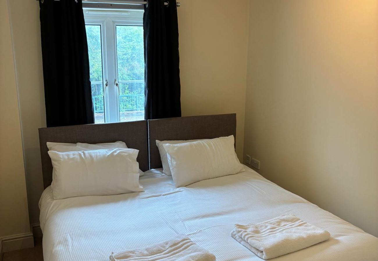 Apartment in Ascot - Spacious 2 Bedroom Apartment | Ascot