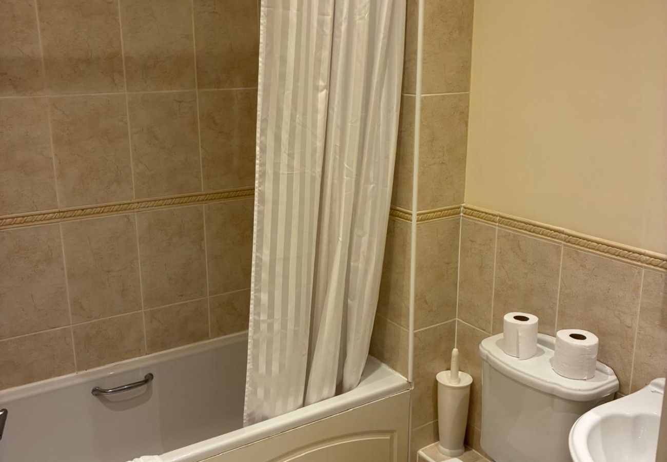 Apartment in Ascot - Spacious 2 Bedroom Apartment | Ascot
