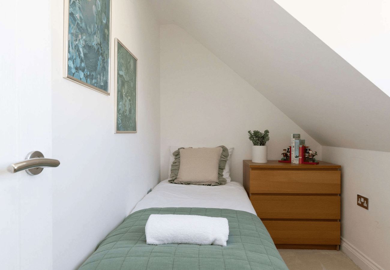 House in West Wittering - West Wittering 5 Bed House with Garden & Parking