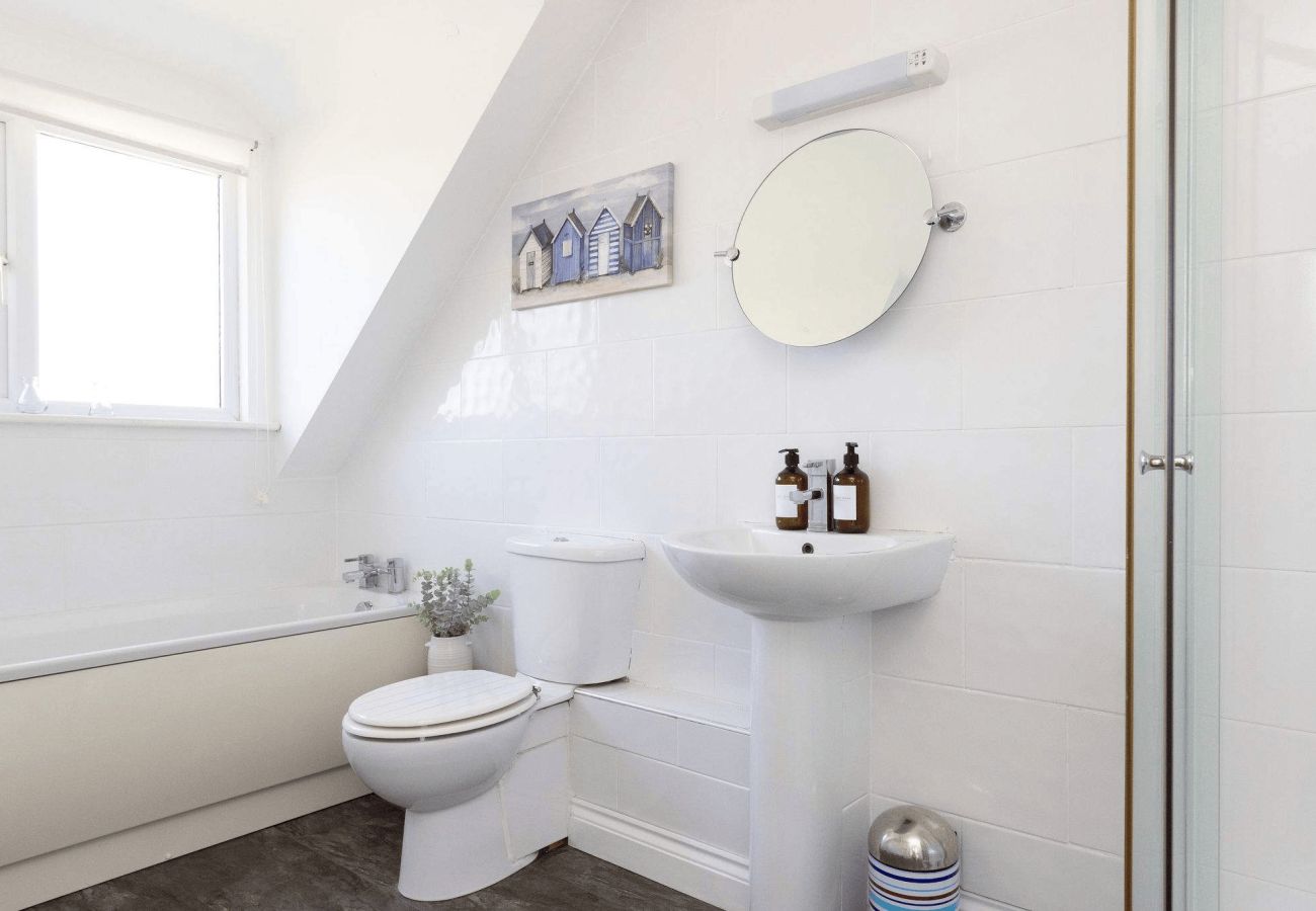 House in West Wittering - West Wittering 5 Bed House with Garden & Parking