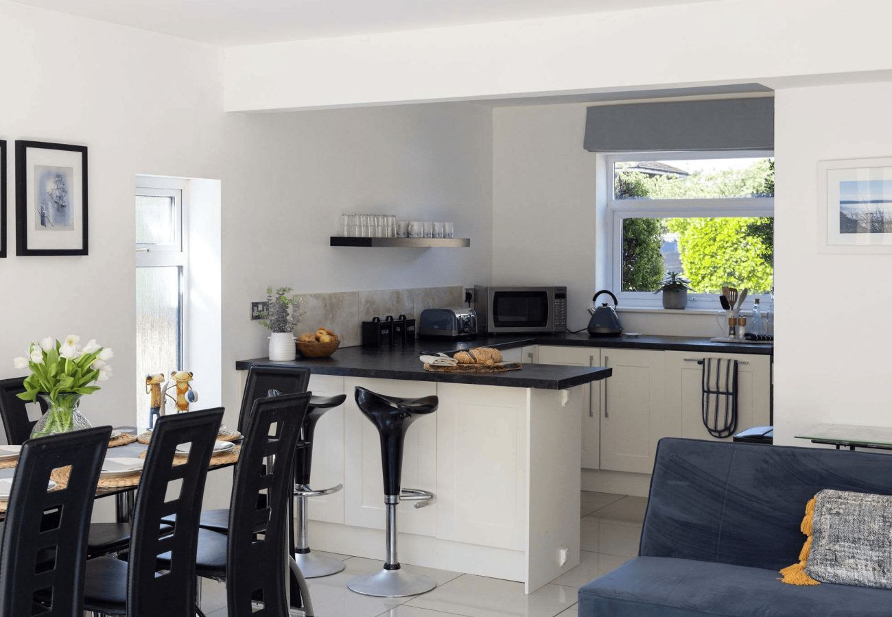 House in West Wittering - West Wittering 5 Bed House with Garden & Parking