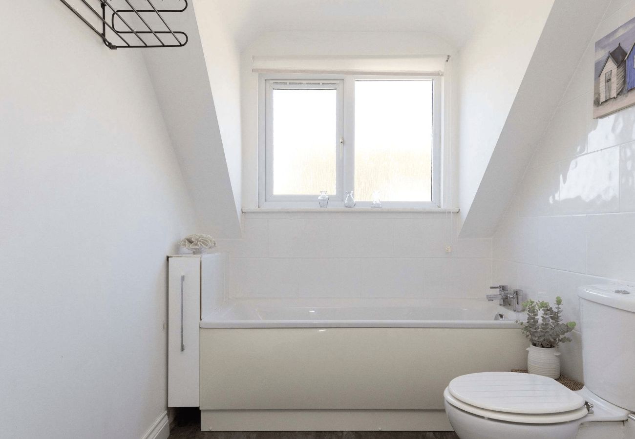 House in West Wittering - West Wittering 5 Bed House with Garden & Parking