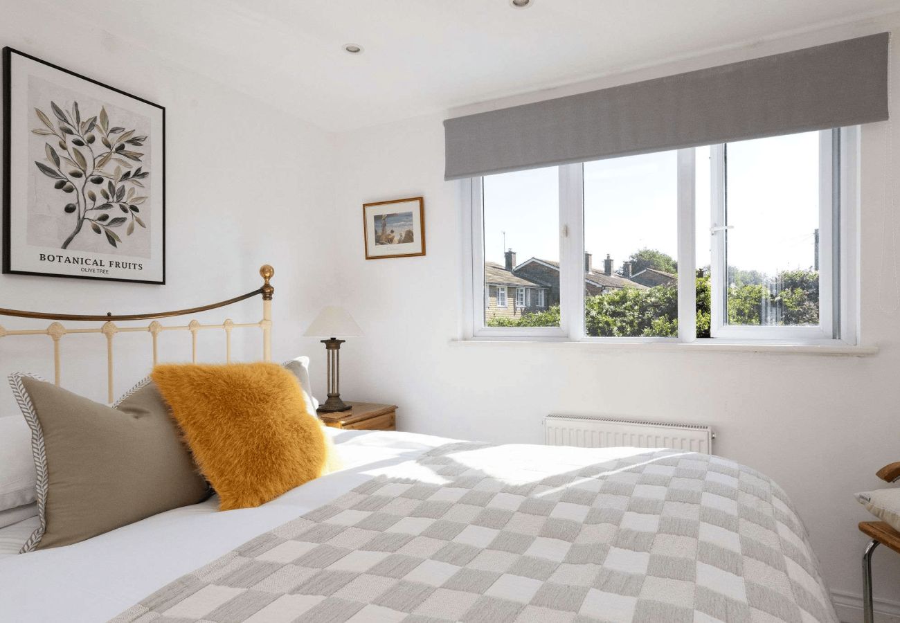 House in West Wittering - West Wittering 5 Bed House with Garden & Parking