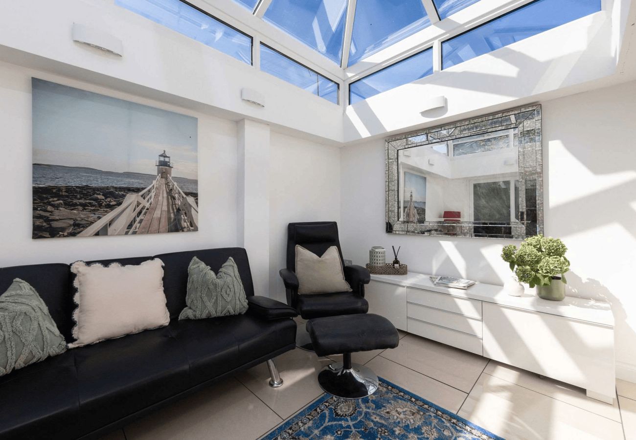 House in West Wittering - West Wittering 5 Bed House with Garden & Parking