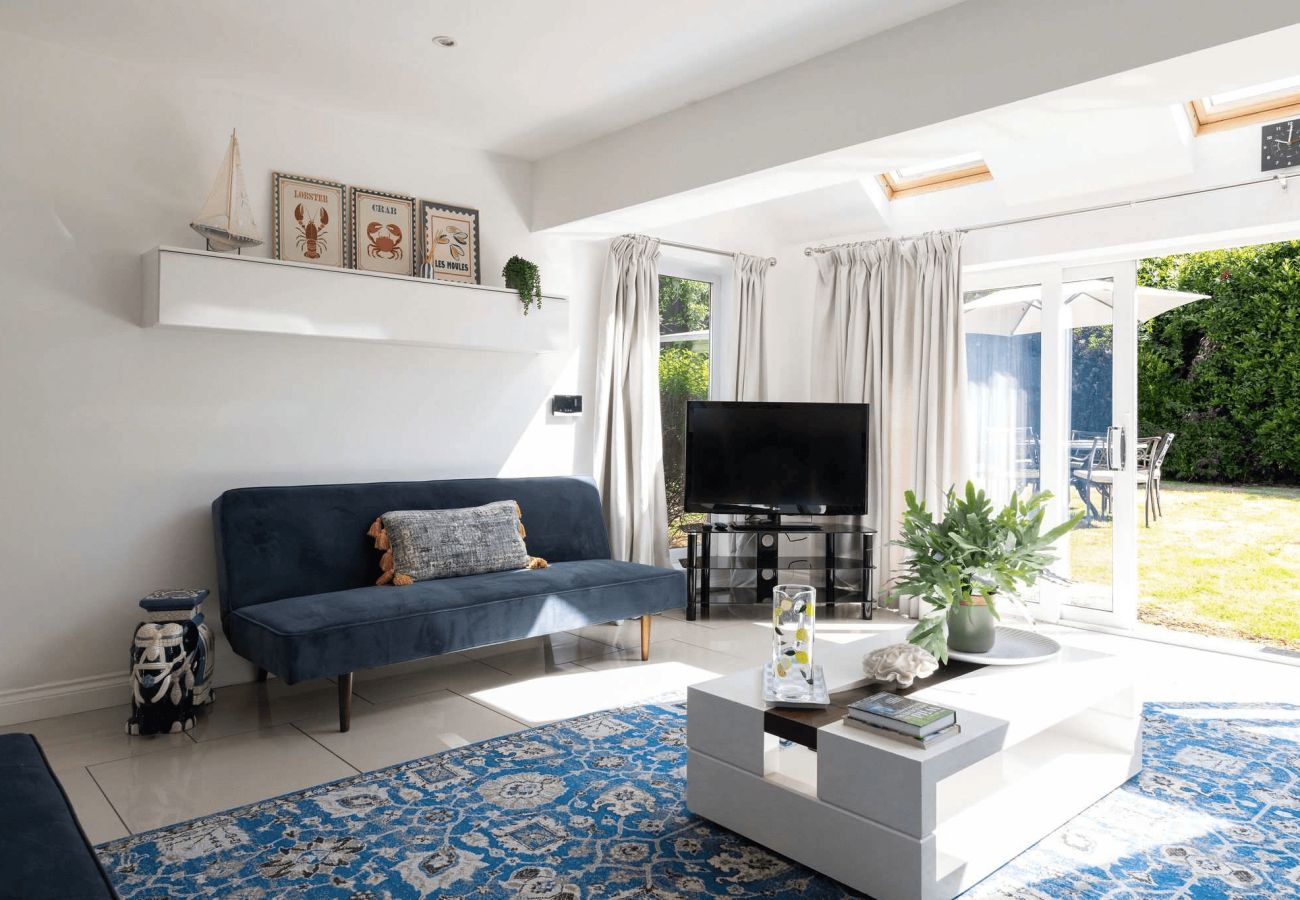 House in West Wittering - West Wittering 5 Bed House with Garden & Parking