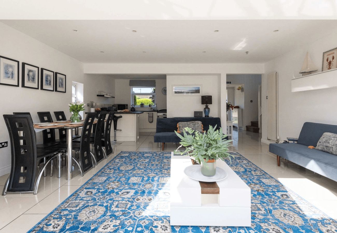 House in West Wittering - West Wittering 5 Bed House with Garden & Parking