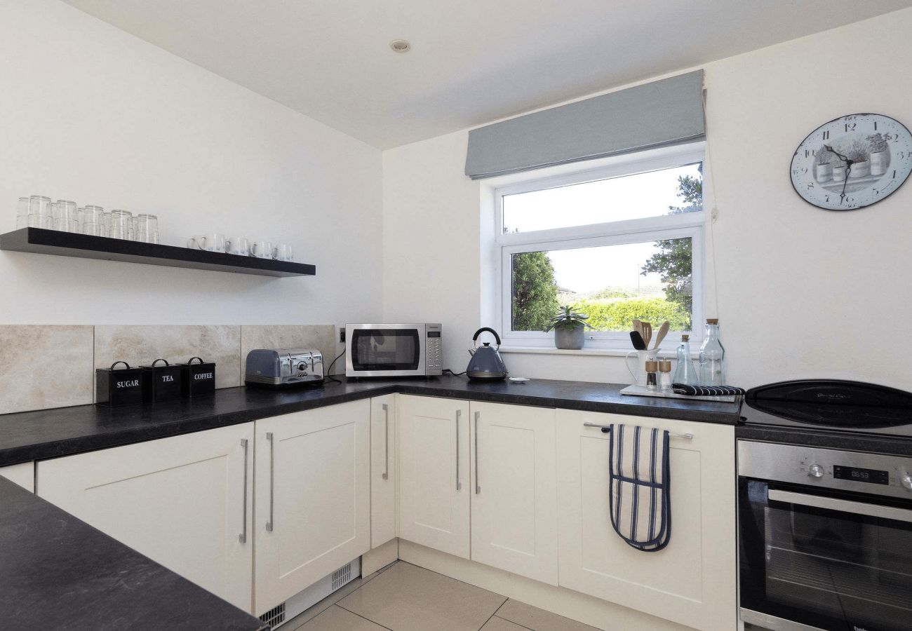 House in West Wittering - West Wittering 5 Bed House with Garden & Parking
