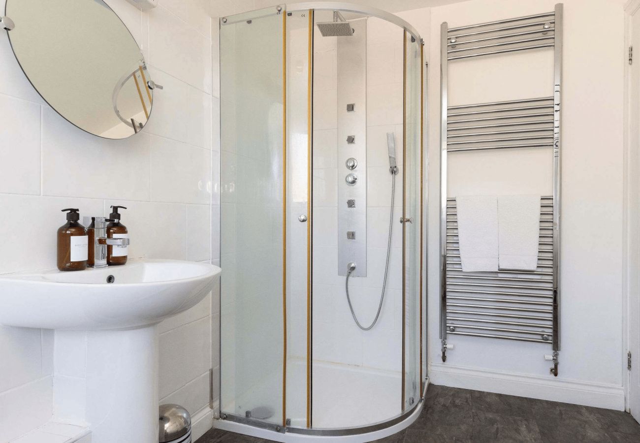 House in West Wittering - West Wittering 5 Bed House with Garden & Parking