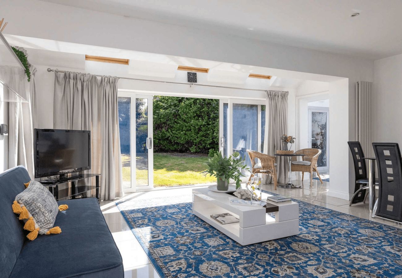 House in West Wittering - West Wittering 5 Bed House with Garden & Parking