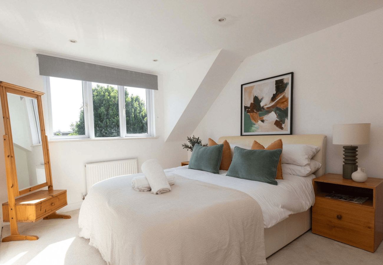House in West Wittering - West Wittering 5 Bed House with Garden & Parking