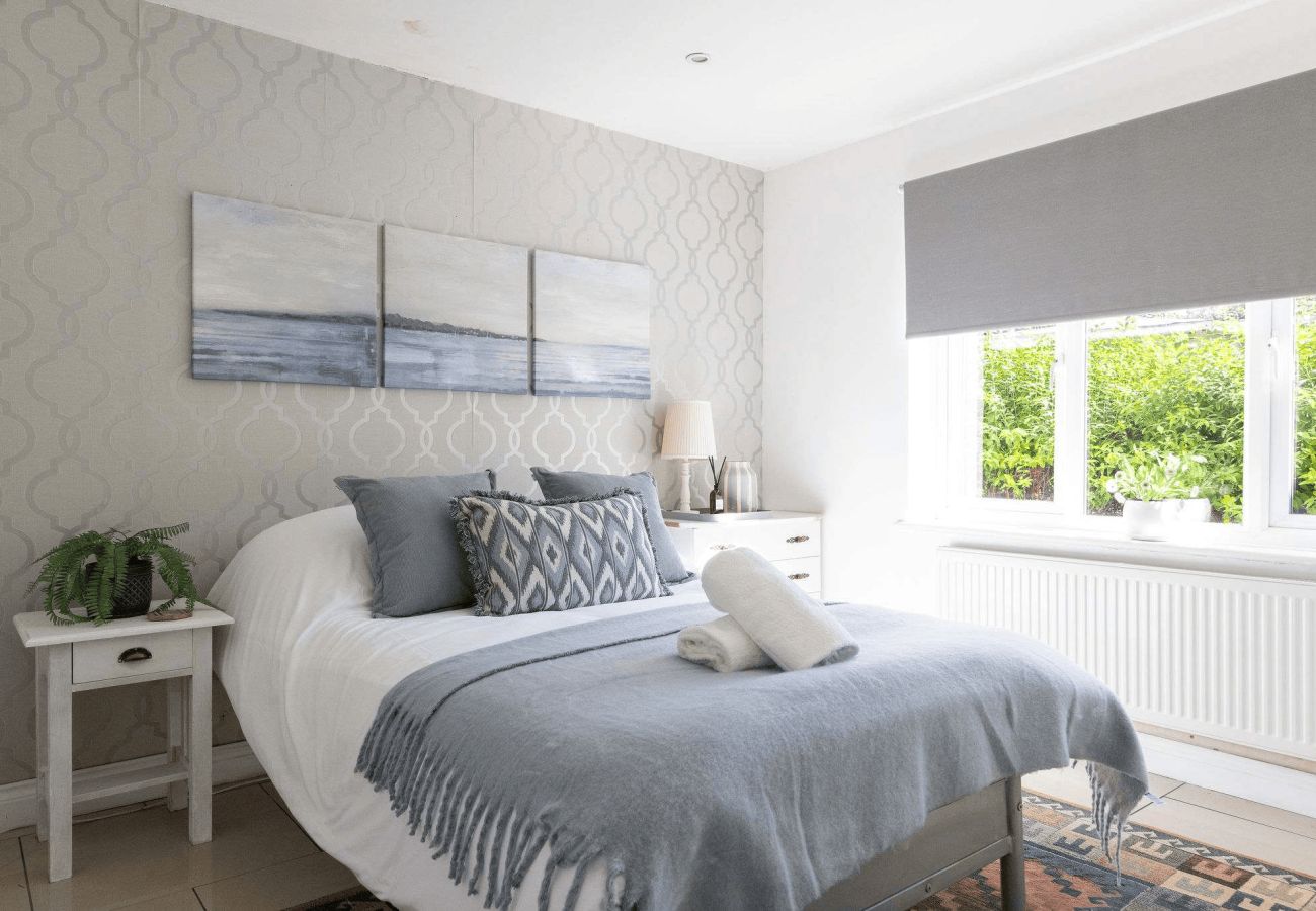 House in West Wittering - West Wittering 5 Bed House with Garden & Parking