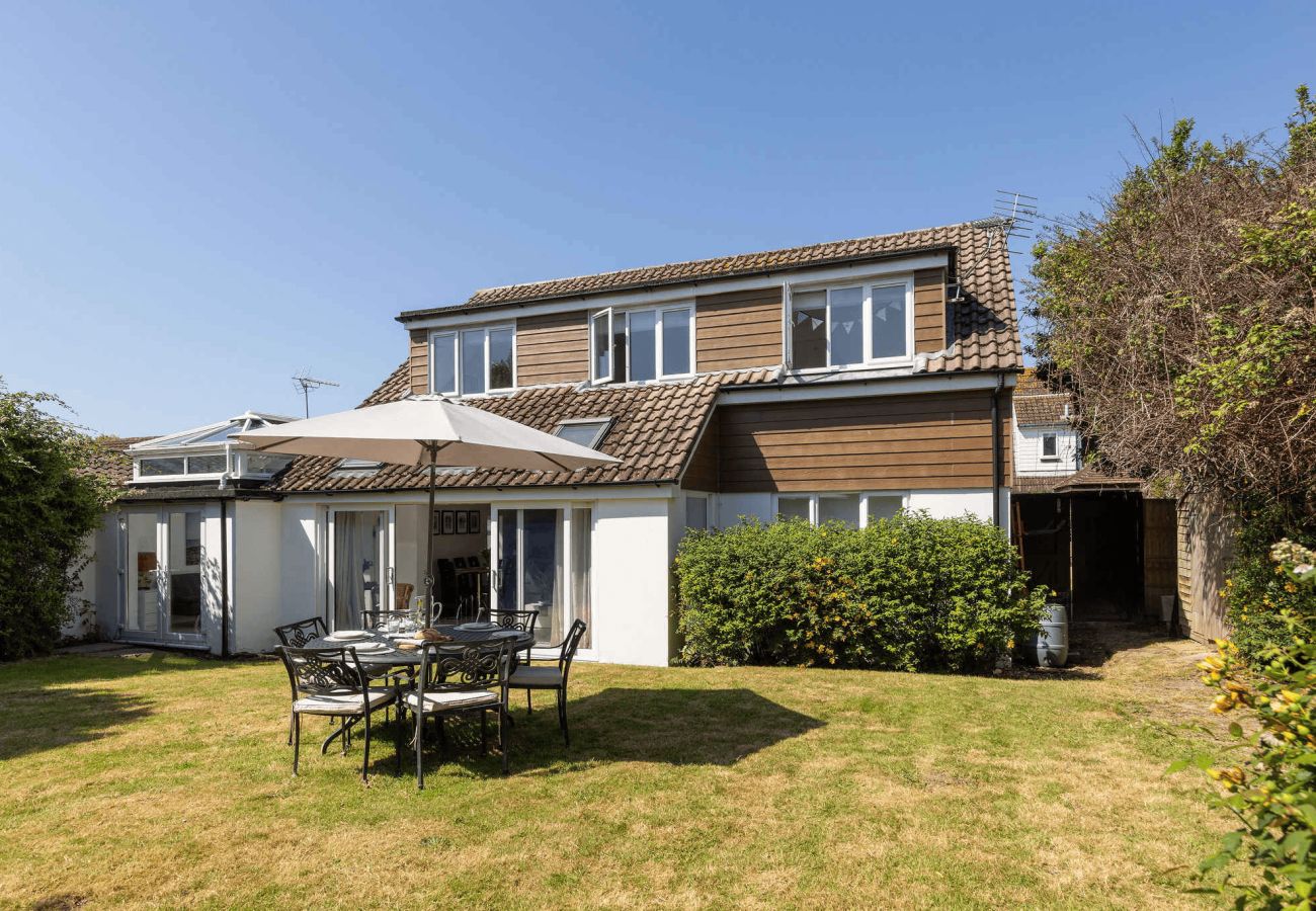 House in West Wittering - West Wittering 5 Bed House with Garden & Parking