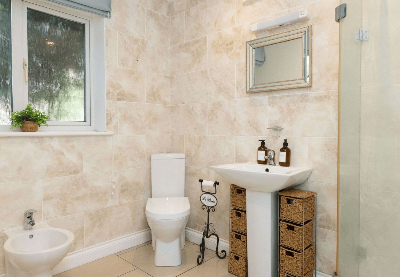 House in West Wittering - West Wittering 5 Bed House with Garden & Parking