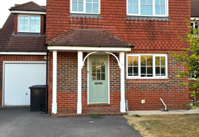 House in Chichester - 5-Bed Home Chichester | Parking, Ensuite & Garden