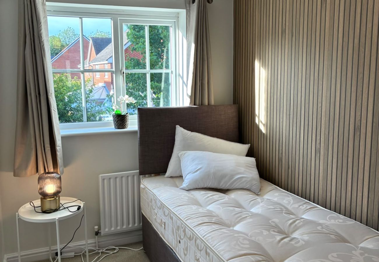House in Chichester - 5-Bed Home Chichester | Parking, Ensuite & Garden