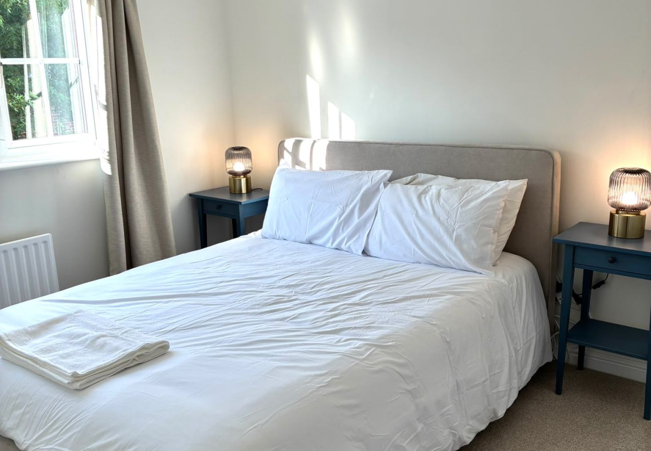 House in Chichester - 5-Bed Home Chichester | Parking, Ensuite & Garden